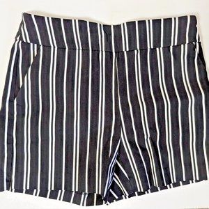 Time & Tru Pull On Black & White Stripe Stretch Flat Front Twill Shorts Sz Small